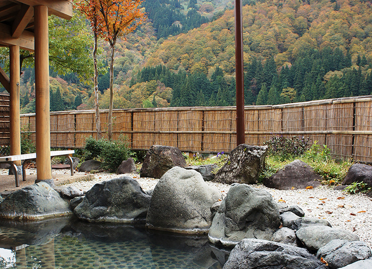 新日本百名山「人形山」の麓から湧き出た温泉